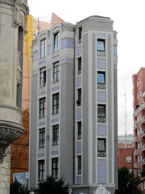 Edificio frente alhondiga bilbao